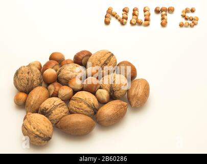 Muttern isoliert auf weißem Hintergrund Stockfoto