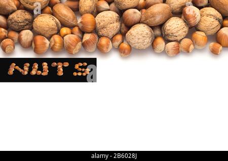 Reihe von auf weißem Hintergrund isolierten Nussstellen Stockfoto