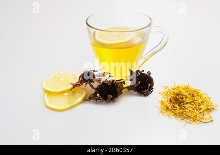 Tasse Tee für medizinische Zwecke aus natürlichen Kräutern, Zitrone, auf weißem Hintergrund Stockfoto
