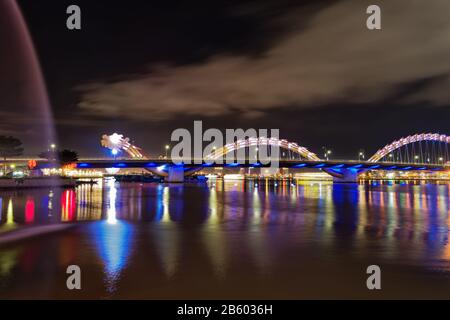 Panoramablick auf die beleuchtete Drachenbrücke bei Nacht, alle beleuchtet. Da Nang, Vietnam Stockfoto