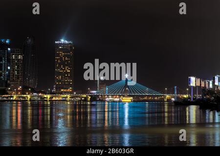 Da Nang, Vietnam - 11. Mai 2019: Beleuchtete Wolkenkratzer und Han Flussbrücke nachts Stockfoto