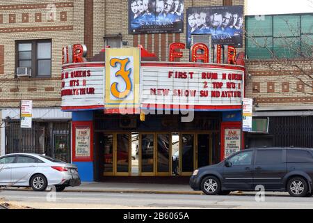 Fair Theater, 90-18 Astoria Blvd, Queens, New York. NYC-Schaufensterfoto eines erwachsenen Kinos in Jackson Heights, East Elmhurst. Stockfoto