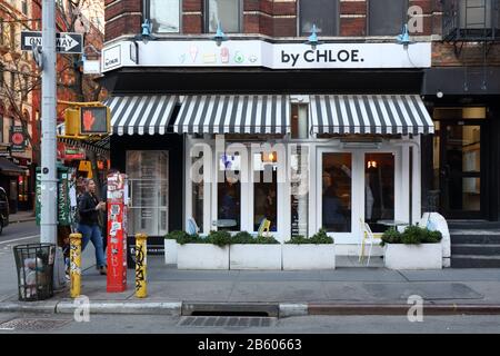 Von CHLOE., 185 Bleecker Street, New York. NYC-Schaufensterfoto einer pflanzenbasierten veganen Restaurantkette in Manhattans Greenwich Village. Stockfoto