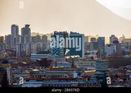 Blick auf die Innenstadt von Sarajevo und das parlamentsgebäude, der einen nebligen Tag lang andauern wird Stockfoto