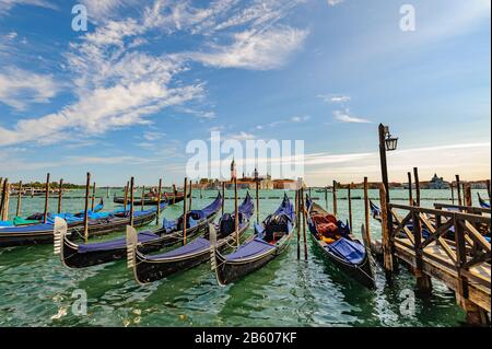 Venedig, Italien, Im Canal Grande Geparkte Gondeln Stockfoto