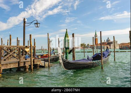 Venedig, Italien, Im Canal Grande Geparkte Gondeln Stockfoto