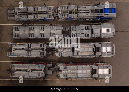 Drohnenansicht von großen Sattelschleppern mit leeren Fahrzeugen. Direkt oben. Stockfoto