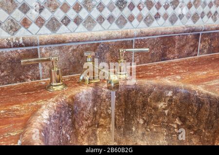 Ein Vintage-Hahn im Marmorbad. Stockfoto