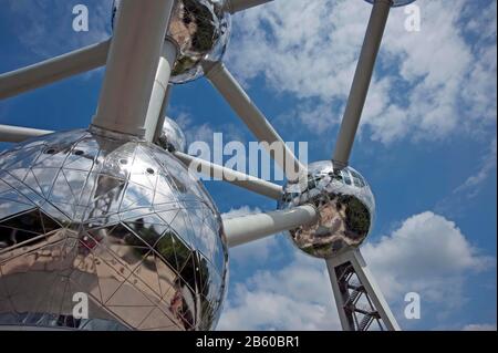 Belgien, Brüssel, Atomium-Gebäude nach dem Entwurf des Architekten Andre Waterkeyn, das ursprünglich für die Expo 58 gebaut wurde und heute ein Museum für Wissenschaft und Technologie ist Stockfoto