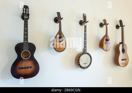 Uralte Musikinstrumente an der Wand. Stockfoto