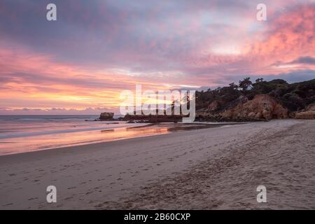 Roter, magischer Sonnenuntergang am Strand von Oura in Albufeira. Portugal Algarve Stockfoto