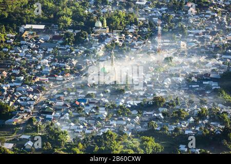 Blick von oben, atemberaubender Blick auf das Dorf Sembalun bei Sonnenaufgang. Sembalun, Lombok, West Nusa Tenggara, Indonesien. Stockfoto