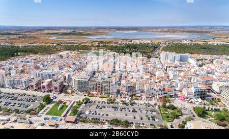 Antenne. Touristenstadt Monte Gordo, Blick vom Himmel. Portugal Algarve Stockfoto