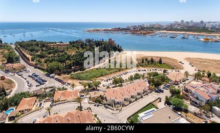 Antenne. Blick vom Himmel auf den Hafen von Portimao. Carvoeiro. Stockfoto