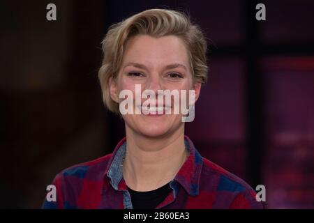 Köln, Deutschland. März 2020. Laura KAMPF, Künstlerin, Porträt, Porträt, Porträt, Einzelbild, Einzelmotiv, als Gast in der Sendung "Koelner Treff" im WDR Fernsehen, 06.03.2020. ? Sven Simon Fotoagentur GmbH & Co. Pressefoto KG # Prinzess-Luise-Str. 41 # 45479 M uelheim/R uhr # Tel 0208/9413250 # Fax. 0208/9413260 # GLS Bank # BLZ 430 609 67 # Kto. 4030 025 100 # IBAN DE75 4306 0967 4030 0251 00 # BIC GENODEM1GLS # WWW.SVENSIMON.NET. Weltweite Nutzung Credit: Dpa / Alamy Live News Stockfoto