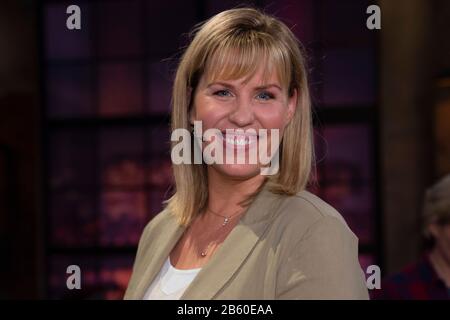 Köln, Deutschland. März 2020. Nicole STAUDINGER, Autorin, Bestsellerautorin, Schriftstellerin, Porträt, Porträt, Porträt, Einzelbild, Einzelbild, Einzelmotiv, als Gast in der Sendung "Koelner TREFF" im WDR Fernsehen, 06.03.2020. ? Sven Simon Fotoagentur GmbH & Co. Pressefoto KG # Prinzess-Luise-Str. 41 # 45479 M uelheim/R uhr # Tel 0208/9413250 # Fax. 0208/9413260 # GLS Bank # BLZ 430 609 67 # Kto. 4030 025 100 # IBAN DE75 4306 0967 4030 0251 00 # BIC GENODEM1GLS # WWW.SVENSIMON.NET. Weltweite Nutzung Credit: Dpa / Alamy Live News Stockfoto