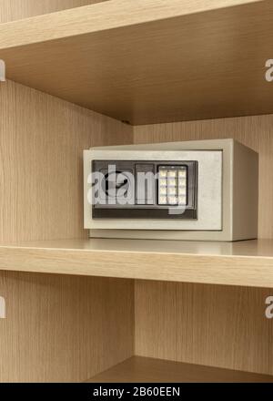 Safe zur Aufbewahrung von Wertgegenständen in einem Holzschrank. Innen Stockfoto