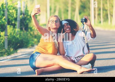 Glückliche multirassische Mädchen Spaß unter Selfie auf Land Reise Abenteuer Stockfoto