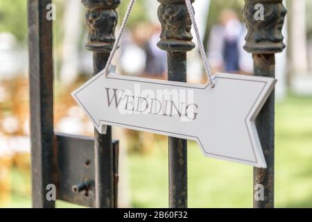 Schild mit Holzschild für die Hochzeitsfeier. Stockfoto