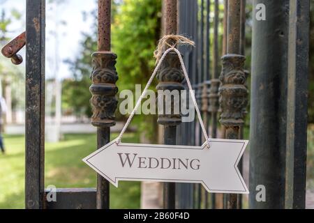 Schild mit Holzschild für die Hochzeitsfeier. Stockfoto