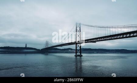 Landschaftsfotografie der 25-de-Abril-Brücke neben dem schönen Fluss in Lissabon, Portugal - Drohne auf dem dji mavic Mini gedreht Stockfoto