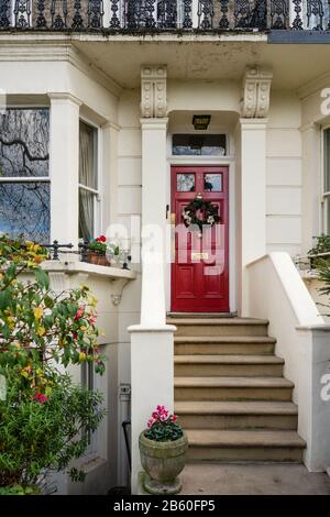 Viktorianische Terrasse mit Stufen zur Haustür, Millbank, Westminster, London, Großbritannien Stockfoto