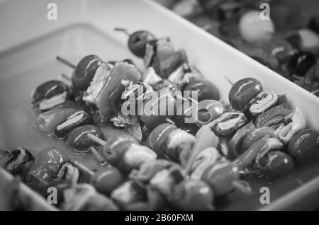 Mischung aus Oliven auf dem lokalen spanischen Markt Stockfoto