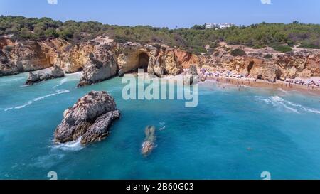 Antenne. Touristenstrände der portugiesischen Stadt Portimao. Schießerei durch Drohnen Algarve Stockfoto