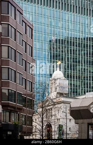 Victoria Palace Theatre und die umliegenden modernen Gebäude, London, Großbritannien Stockfoto