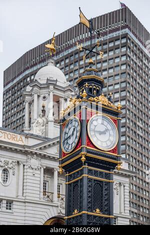 Victoria Palace Theatre and Clock Tower, London, Großbritannien Stockfoto