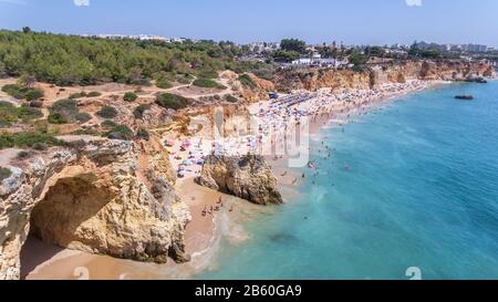 Antenne. Touristenstrände der portugiesischen Stadt Portimao. Schießerei durch Drohnen Algarve Stockfoto