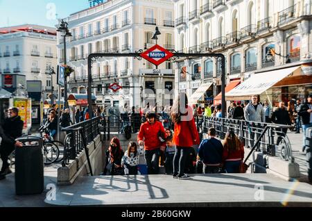 Madrid, Spanien - 7. März 2020: Metro-Station Sol in Puerta del Sol, Madrid, eines der berühmten Wahrzeichen der Hauptstadt und des Zentrums von Madrid, Spanien Stockfoto