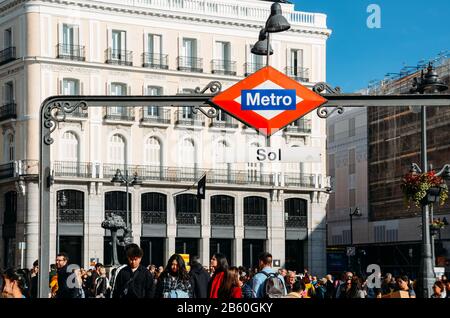 Madrid, Spanien - 7. März 2020: Metro-Station Sol in Puerta del Sol, Madrid, eines der berühmten Wahrzeichen der Hauptstadt und des Zentrums von Madrid, Spanien Stockfoto