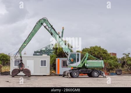 Alter Bagger im Seehafen, zum Beladen von Sand. Stockfoto