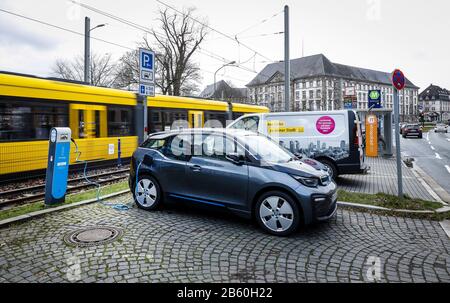 Essen, Ruhrgebiet, Nordrhein-Westfalen, Deutschland - EIN BMW-Elektroauto steht am Mobilbahnhof "Landgericht" an einer Stromladestation, in der Stockfoto