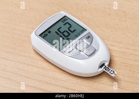 Gerät zur Messung von Cholesterin und Insulin. Bluttest. Nahaufnahme Stockfoto