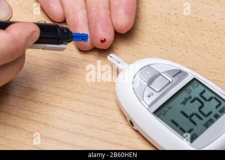 Gerät zur Messung von Cholesterin und Insulin und Schüttelmittel . Bluttest. Stockfoto