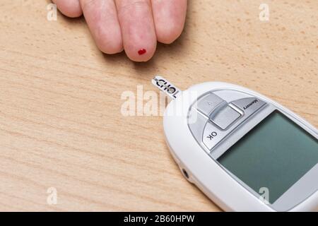 Gerät zur Messung von Cholesterin und Insulin. Bluttest. Nahaufnahme Stockfoto