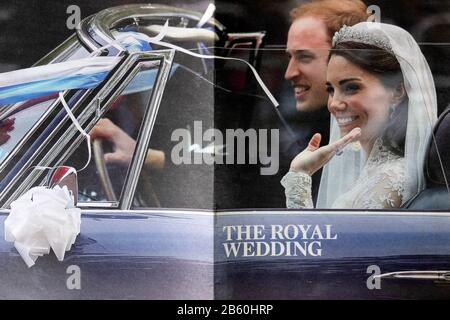 Die Doppelseite wurde in der Zeitung "The Royal Wedding of Prince William and Kate Duke and Duchess of Cambridge Sitting in Car Woving London England UK" veröffentlicht Stockfoto