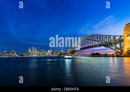 Sydney Harbour Bridge, Opera House, Stadtbild, Abenddämmerung, Blue Hour, Australien Stockfoto