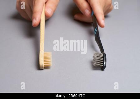 Zwei Arten von Zahnbürsten. Plaktische und umweltfreundliche Bambusbürste Stockfoto