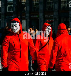 Madrid, Spanien - 7. März 2020: Maskiertes Mitglied von Anonymous in Puerta del Sol, Madrid, Spanien Stockfoto