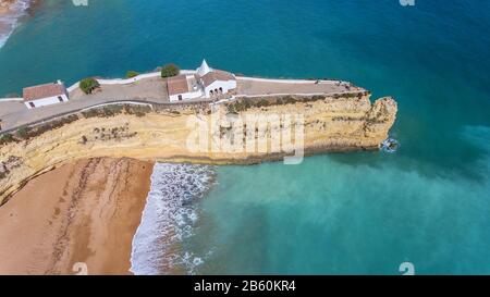 Antenne. Kap Senhora da Rocha am Ufer des Aramacao De Pera. Stockfoto