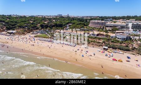 Strand an der Olhos de Agua Algarve. Albufeira Stockfoto