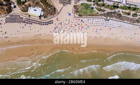 Dorf aus der Luft vom Sky Beach an der Olhos de Agua Algarve Stockfoto