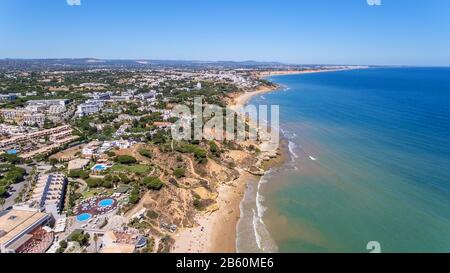 Antenne. Strand in Olhos de Agua, Algarve Stockfoto