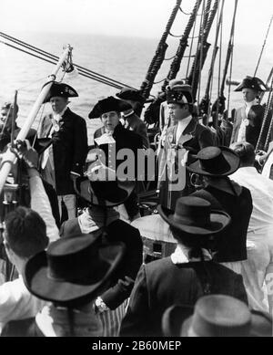 Charles LAUGHTON als Kapitän Bligh und CLARK GABLE als Fletcher Christian am festgelegten Ort Candid Dreharbeiten MEUTEREI AUF DEM KOPFGELDBUCH Frank LLOYD von 1935 Charles Nordhoff und James Norman Hall Metro Goldwyn Mayer Stockfoto