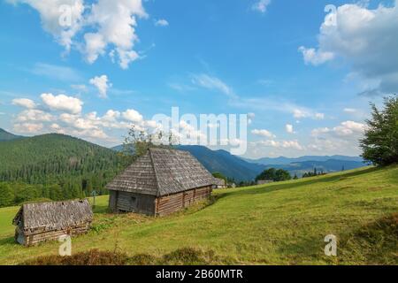 Ein menschenleeres altes Holzhaus in den Karpatenwäldern. Ukraine Stockfoto