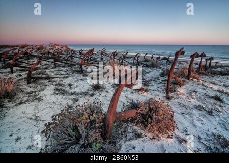 Sonnenuntergang am Strand von Barril, Friedhof der Anker. Tavira Algarve Stockfoto