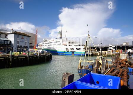 Der historische Kamberhafen in Old Portsmouth mit zwei Autofähren von Wightlink an ihren Anlegestellen, Portsmouth Hampshire England UK Stockfoto